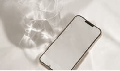光の差すテーブルに置かれたスマートフォン